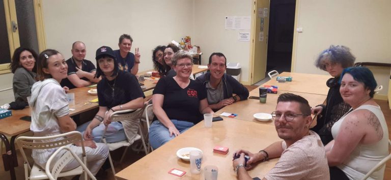 Première soirée jeux de société à Vichy, organisé par la représentante du bassin de l’association LGBT+ Aux Mille Couleurs. Association présente et active sur tout le département de l’Allier (03). L’association a pour but de donner de la visibilité à la communauté LGBT, de lutter contre l’exclusion des personnes lesbiennes, homosexuels (Gay), bisexuel, transsexuel, et toutes les autres identités. Aux Mille Couleurs a trois antennes sur le département, une à Moulins, une à Vichy et une à Saint-Pourçain-sur-Sioule.