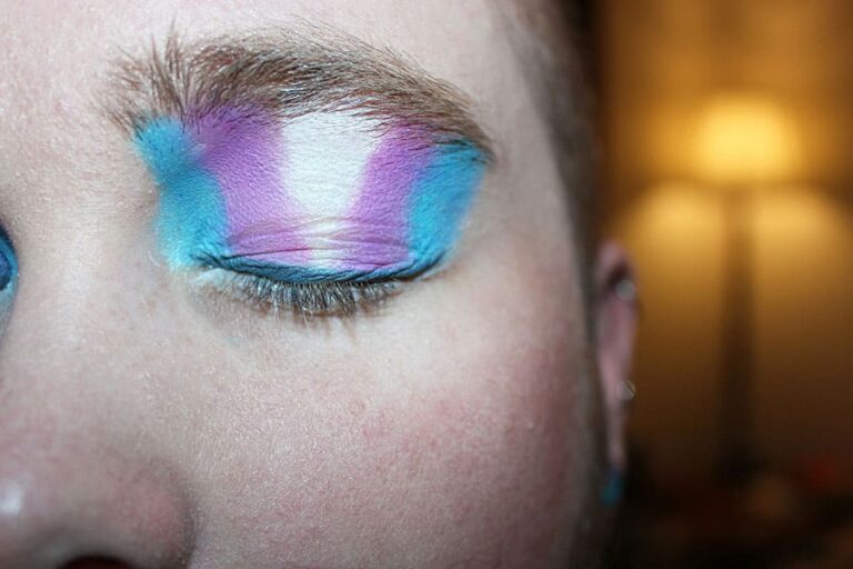 Association LGBT+ Aux Mille Couleurs. Association présente et active sur tout le département de l’Allier (03). L’association a pour but de donner de la visibilité à la communauté LGBT, de lutter contre l’exclusion des personnes lesbiennes, homosexuels (Gay), bisexuel, transsexuel, et toutes les autres identités. Aux Mille Couleurs a trois antennes sur le département, une à Moulins, une à Vichy et une à Saint-Pourçain-sur-Sioule.